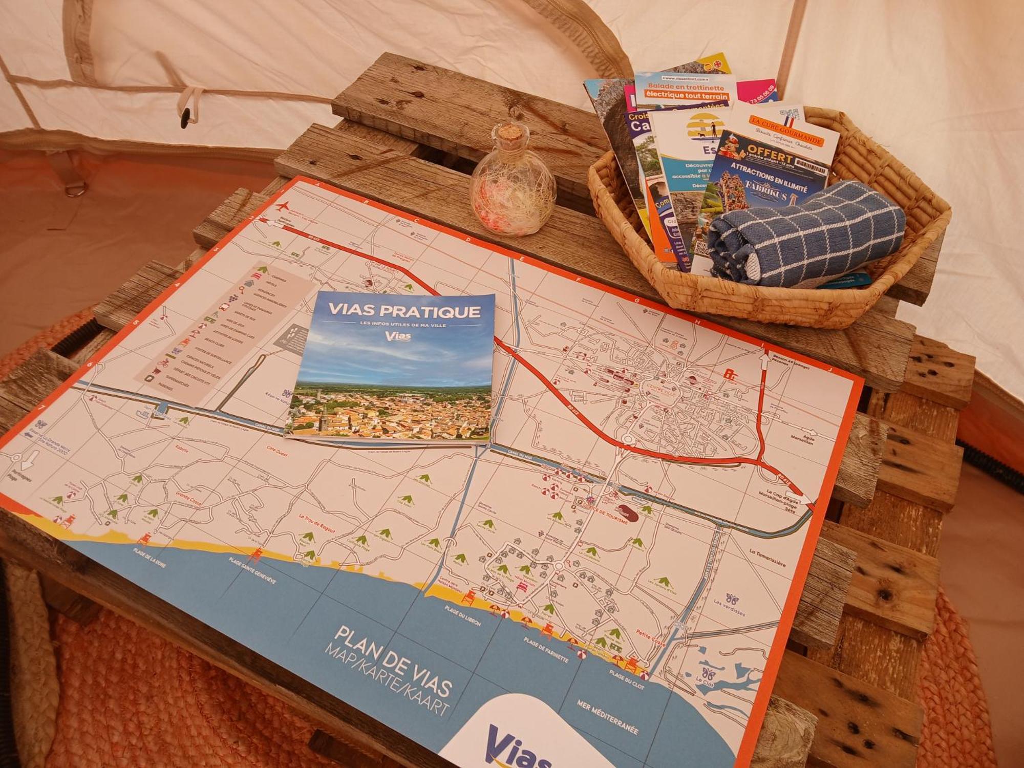 Le Jeklo Hotel Vias Luaran gambar